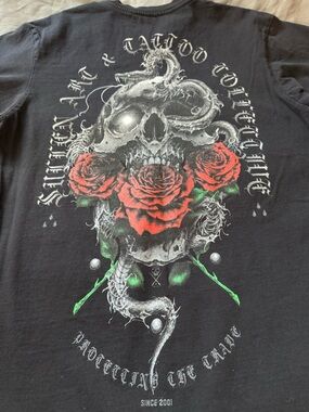 Men's Black Short-Sleeve Graphic Skull Tee with Red Accent